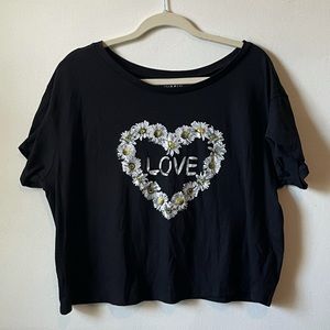 Torrid Black Crop Top “LOVE” Daisy Heart, size 2